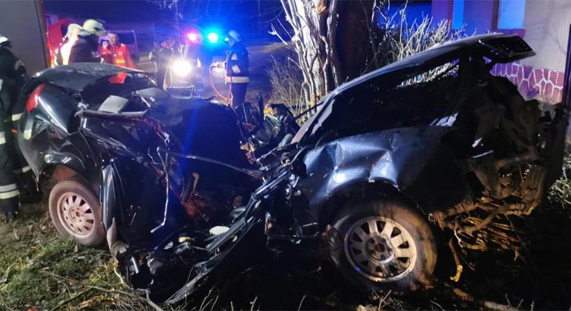 Száguldozás okozhatta a két férfi halálát Esztáron – fotókkal