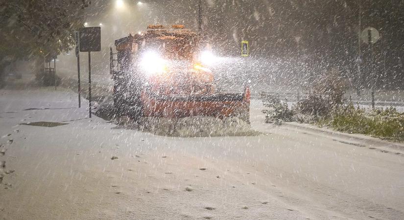 Megérkezik a havazás: látványos felvételen az ítéletidő útja