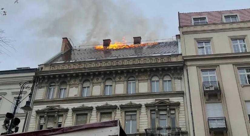 Lángol egy társasház teteje Budapesten, a Bazilika közelében