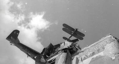 Azt hitték, bombatámadás érte őket, de egy repülő csapódott a házba