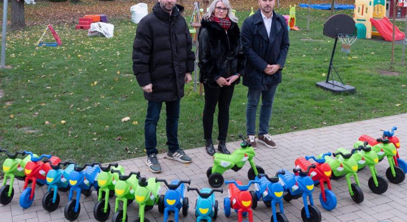 Az állam megveszi, a fideszes jelöltek átadják a nyuszimotorokat a vidéki bölcsődéseknek