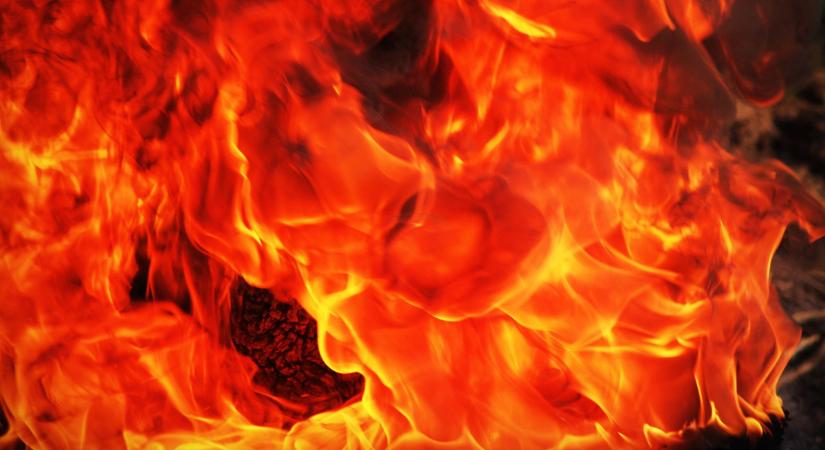 Most jött: felcsaptak a lángok egy belvárosi társasházban, menekítik a lakókat