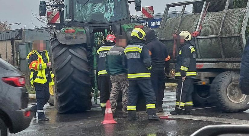 Keresztbe fordult egy traktor az 1-es főúton, hosszú sor kígyózik Győrnél - fotóval