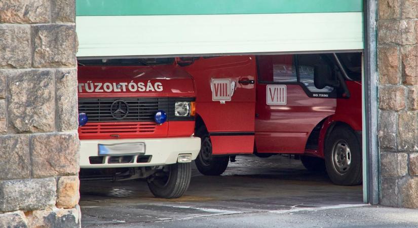 Kigyulladt egy társasház a Bazilikánál, a lángok a tetőre is átterjedtek