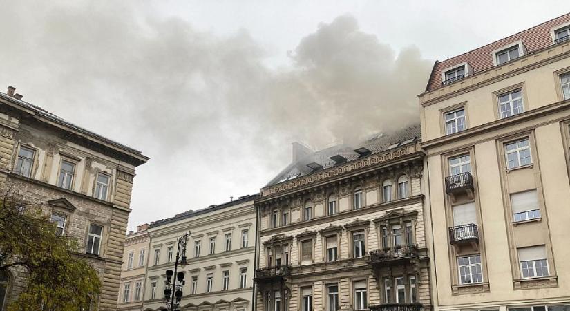 Óriási füstfelhő Budapesten, kigyulladt egy háztető a Bazilikánál