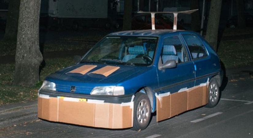 Az éj leple alatt elkezdte ismeretlenek autóját tuningolni a parkolóban