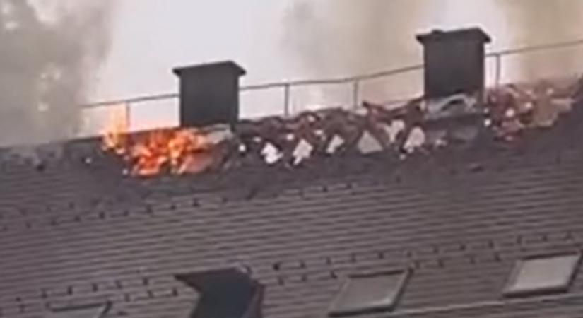 Óriási lánggal ég egy ház a bazilika mellett