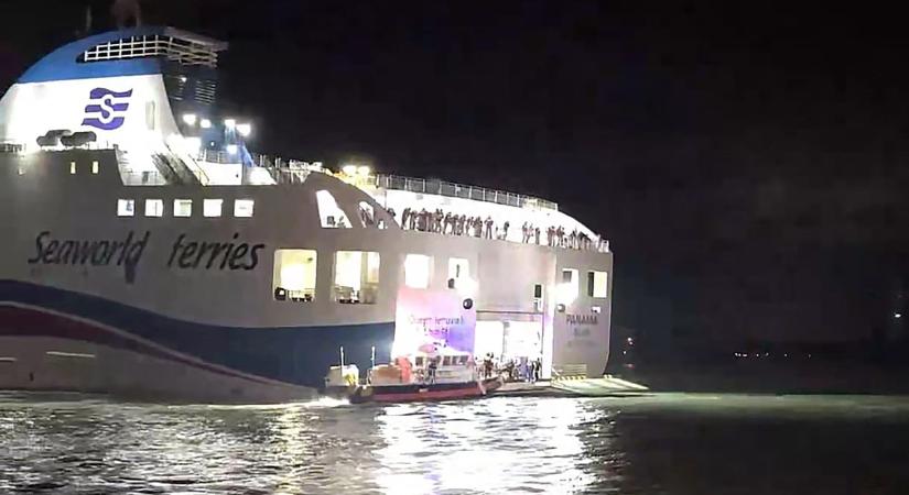 A kormányos éppen telefonált, zátonyra futott egy komp Dél-Koreában