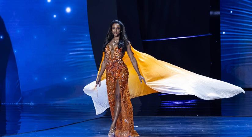 Hatalmasat esett a színpadról a Miss Universe döntőse: kórházba kellett szállítani