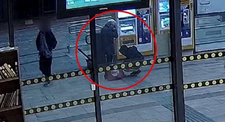 Segítséget ajánlottak neki, majd kifosztottak egy idős asszonyt a gödöllői vasútállomáson