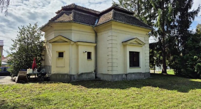 Történelmi kincs Pápán – eladó a felújított grófi őrbódé