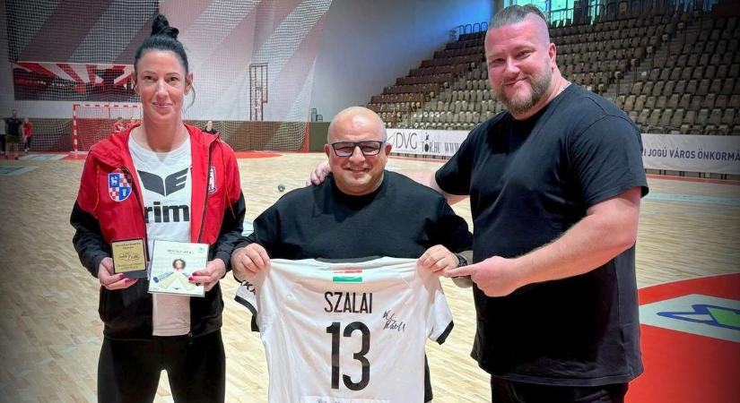 Dunaújvárosban is ajándékoznak – csendben adnak, alázattal, szeretettel, emberséggel