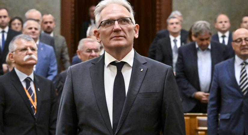 Az ombudsman szerint jogsértően kerültek fel a biztosi honlapra a kormánykritikus állásfoglalások