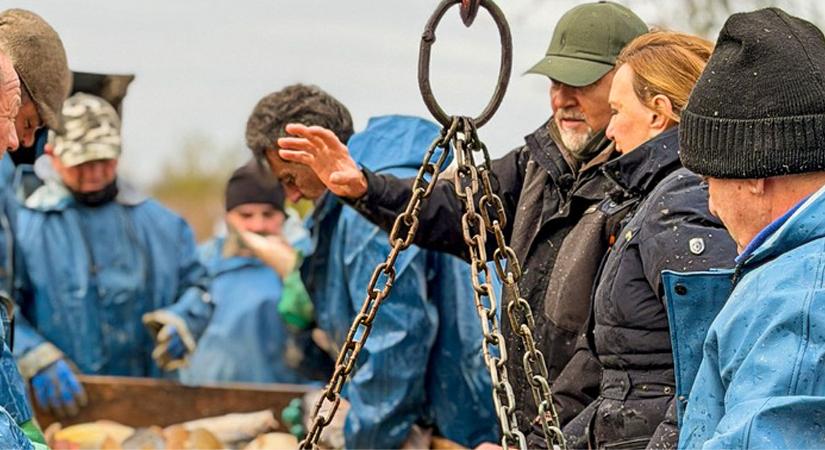 Borbács Marcsi halásznak állt a Hortobágyon – fotókkal
