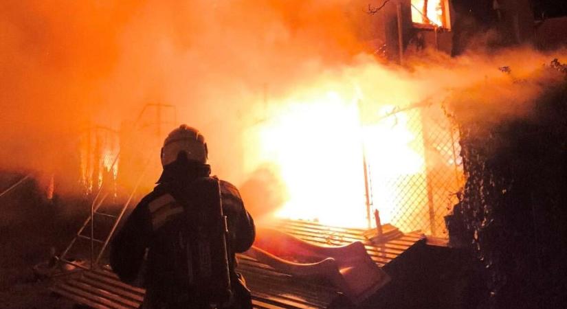 Két holttestet találtak egy égő, összeomlott kecskeméti tanyaépületben