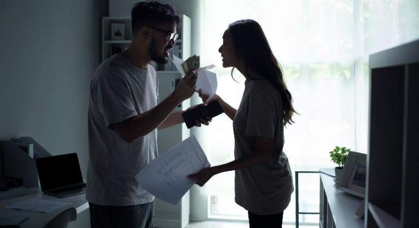 Amikor a szabadság ára pénzben mérhető – Nők a gazdasági bántalmazás árnyékában