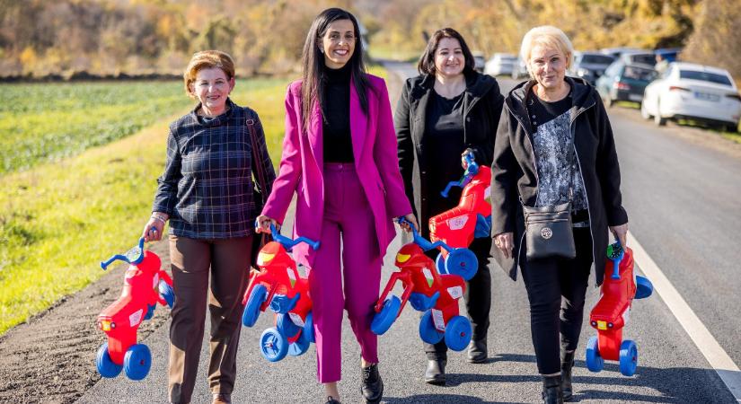 A Fidesz politikusai osztogatták a bölcsődéknek az állami pénzből vett nyuszimotorokat