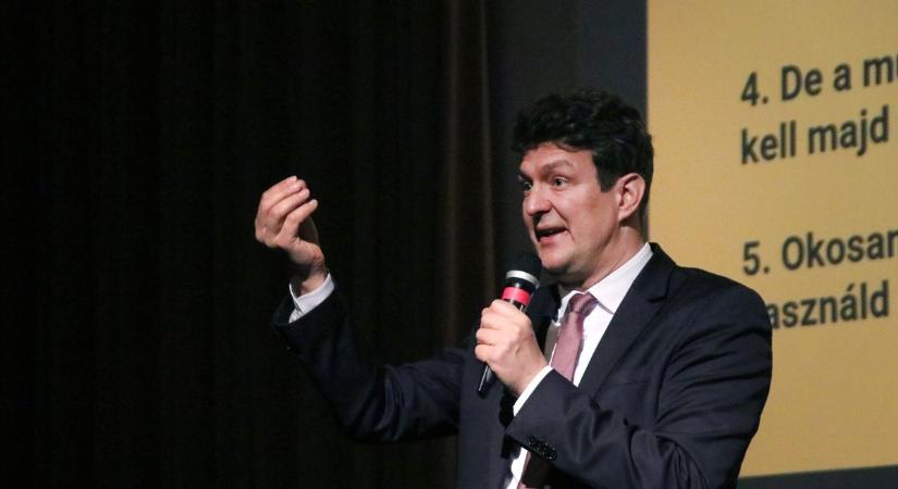 Aki nem tanulja meg az MI-t, lemarad: Dombóváron kemény üzenetet kaptak a diákok! (videóval)