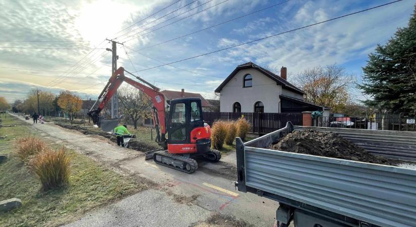 Megújul a Pihenő utca, sokkal kényelmesebbé válik a kerékpározás – videóval