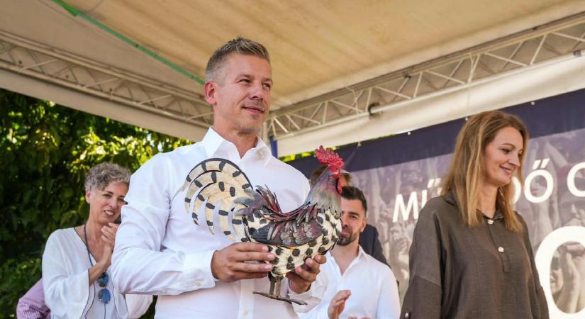 Magyar Pétert tamburazenekar fogadta Sükösdön –videó