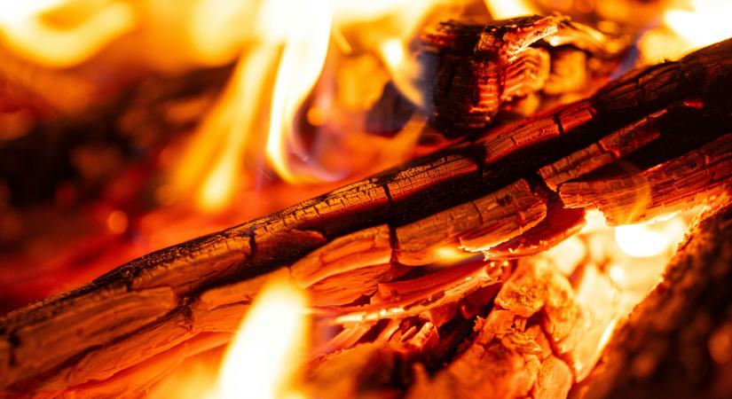 Még mindig oltják a lángokat - friss fejlemények érkeztek a belvárosi társasháztűzről