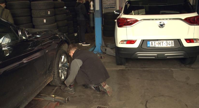 Hohó! Még azelőtt cseréld, hogy megjön a hó! Megkezdődött a téli gumik szezonja – videóval