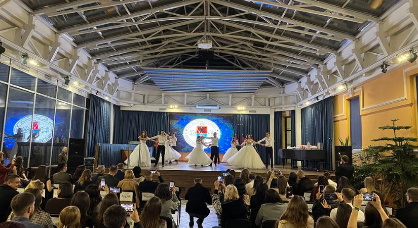 Új egyetemisták ünnepe: megtartották a közös gólyaavatót Beregszászban