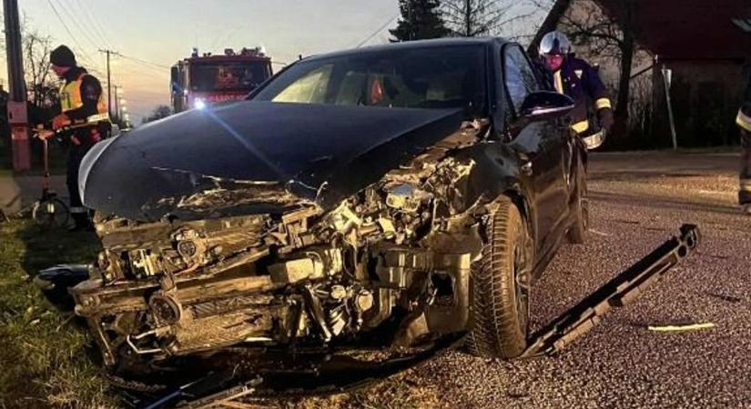 Ennyi maradt a kocsiból, ami teherautóval karambolozott Tiszaföldvárnál