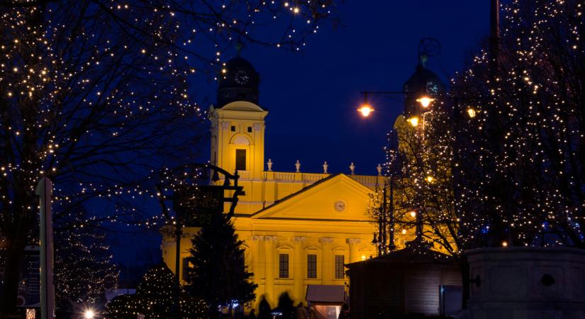 Debreceni karácsonyi vásár 2025: sosem látott jégvirágkarnevál és fényerdő dobja fel az idei adventet