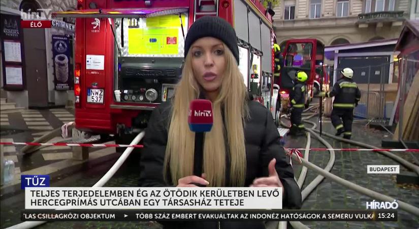 Rendívüli: Lángokban áll egy ház teteje a Belváros szívében – A Hercegprímás utcában küzdenek a tűzzel  videó