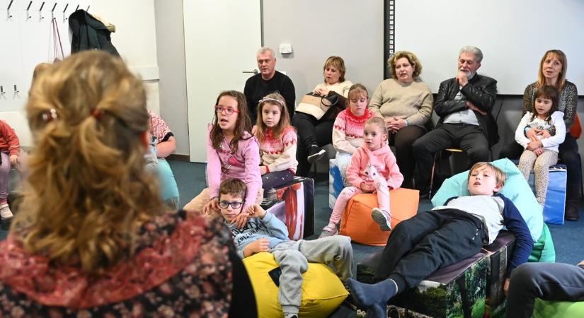 Karácsonyra hangolódva – mesék, dalok és generációkat összekötő pillanatok