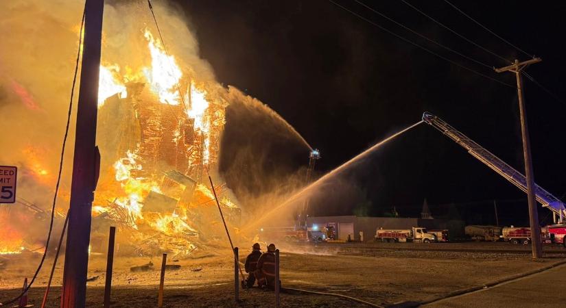 Borzalmas tűz: így égett le 20 ezer tonna napraforgómaggal egy siló VIDEÓ