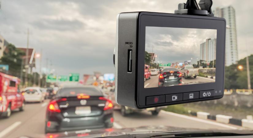 Alig ismert szabályba bukhat bele sok magyar autós: erről mindenki tudjon, akinek fedélzeti kamerája van