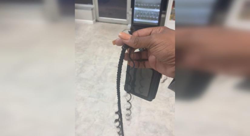 Fogva tartotta, megtépte a kuncsaftot a fodrász – videó