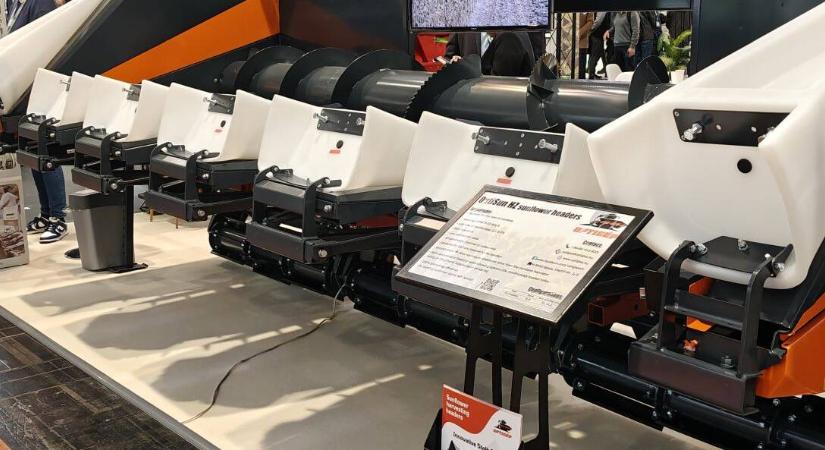 Új fejezetet nyit a magyar gép a napraforgó-betakarításban