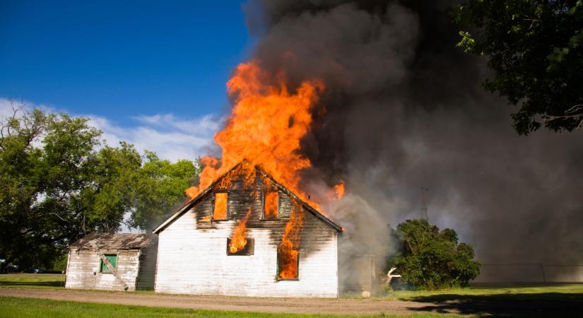 Amikor a tető beszakad: Két emberéletet követelt a tűz Kecskemét külterületén – A megelőzés hiánya végzetes volt