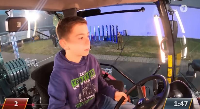 Elképesztő: a 13 éves tini simán nyerte a traktoros párbajt VIDEÓ