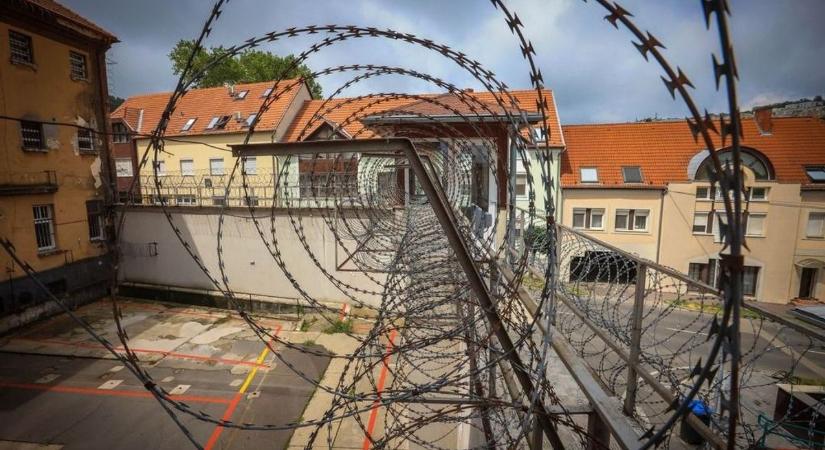 Nyitva a bezárt szekszárdi börtön hátsó kapuja? Kiderítettük, mi az oka (képgaléria)