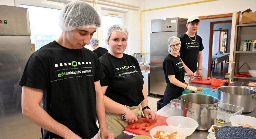 Jókai-bablevessel versenyeztek az író születésének kétszázadik évfordulóján az óvári iskolában - fotók, videó