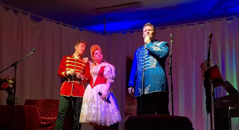 Az Operett tragikus hirtelenséggel elhunyt művészére emlékeztek Vasasszonyfán