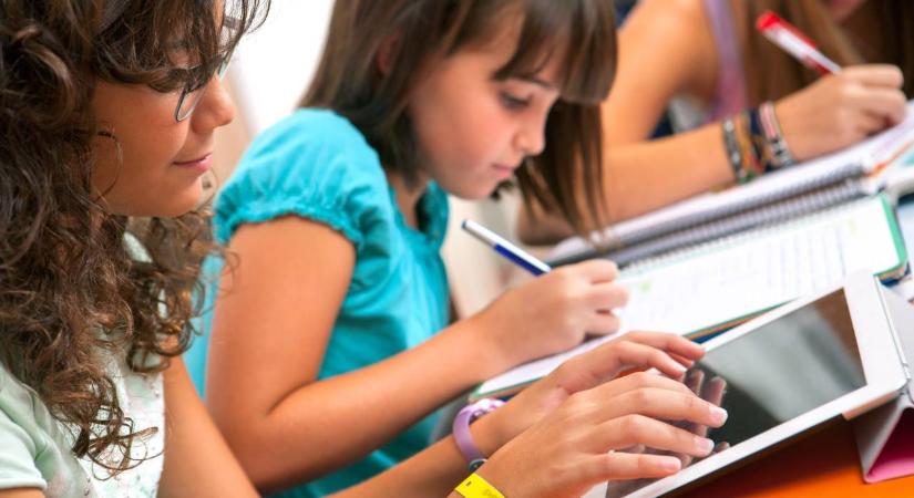 Hátrányos helyzetű iskolákat segít a Digitális ugródeszka program