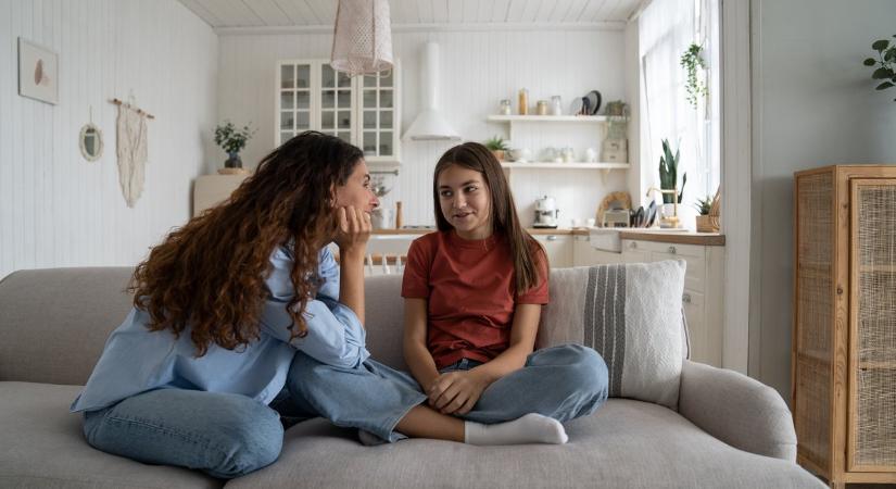 Te puszilnád, ölelnéd, de ő elutasít. Mit tegyél, ha a gyerek hárítja a közeledésedet?