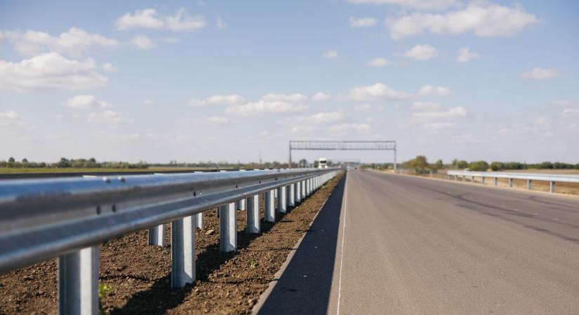 Már az útburkolati jeleket festik, videón az utolsó simítások az M4-es új szakaszán