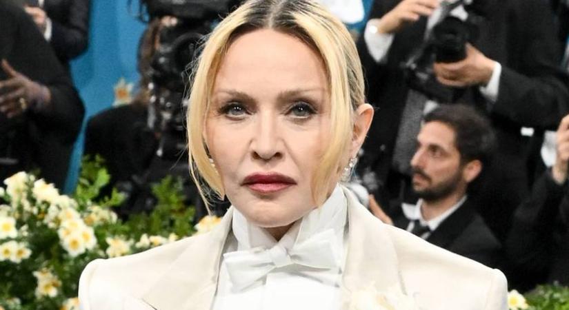 A 67 éves Madonna mellbimbókat villantott: ruhája alá nem húzott melltartót