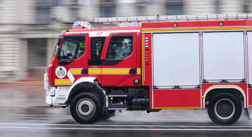 Szalagkorlátnak ütközött egy autó az M1-esen, Győr-Ménfőcsanaknál