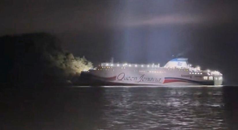 Zátonyra futott egy nagy komphajó Dél-Koreában