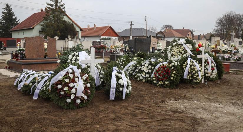 Fehér rózsák és könnyek: búcsú a szentmártonkátai vonatbaleset áldozataitól