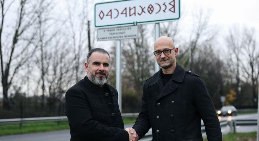 Rovásírással is olvashatjuk Győr-Ménfőcsanak nevét - fotók