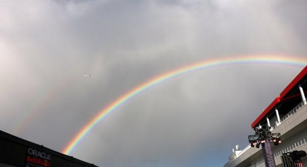 „A legcsúszósabb pálya” – aggódnak a pilóták az eső miatt