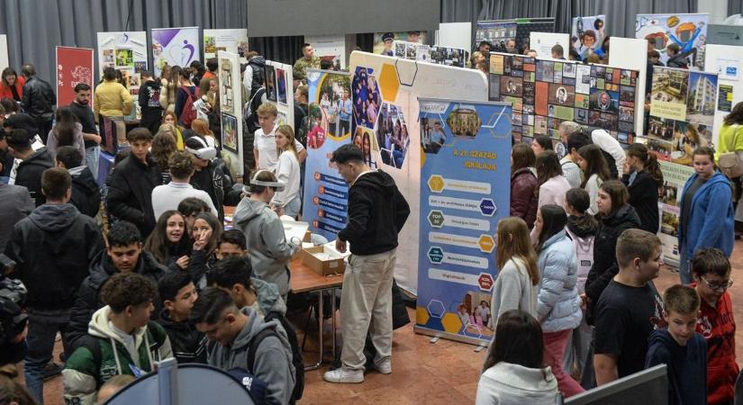 Középiskolák, munkáltatók mutatkoztak be a diákoknak a Mátraalján